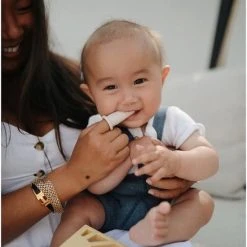 Gloednieuw ???? Mushie - Tandenborstel Baby - Tandenborstels - Clay Shifting ???? 25 Gloednieuw ???? Mushie - Tandenborstel Baby - Tandenborstels - Clay Shifting ???? -Weleda Shop 550x818